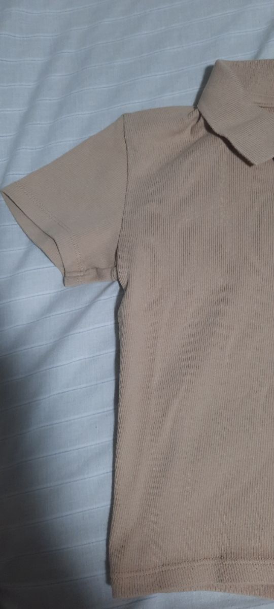 Polo beige canalé mujer Pull&Bear talla S.
