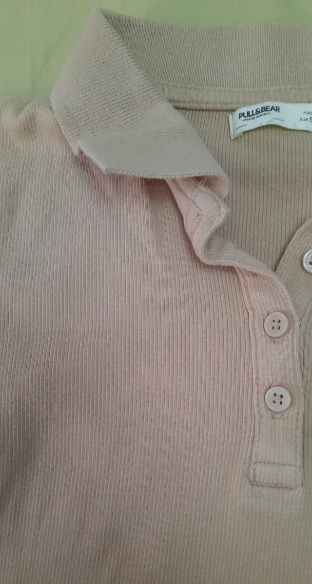 Polo beige canalé mujer Pull&Bear talla S.