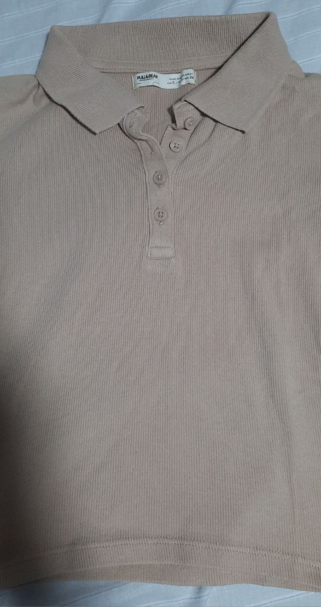 Polo beige canalé mujer Pull&Bear talla S.