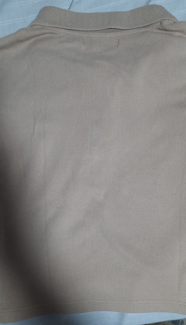 Polo beige canalé mujer Pull&Bear talla S.