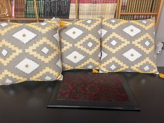 3 Cojines decorativos grises y amarillos