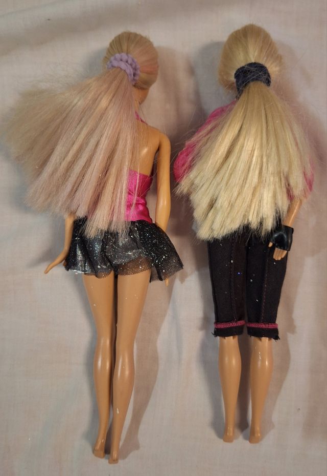 2 BARBIES + ACCESSORI