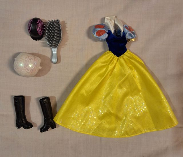 2 BARBIES + ACCESSORI