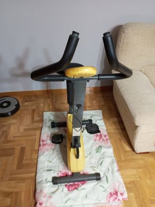 Bicicleta estática ejercicio