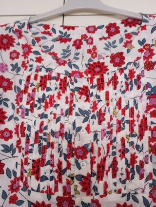 Blusa floral roja y blanca