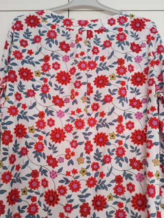 Blusa floral roja y blanca