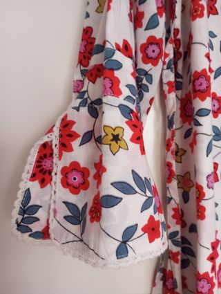 Blusa floral roja y blanca
