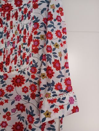Blusa floral roja y blanca