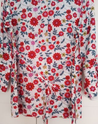 Blusa floral roja y blanca