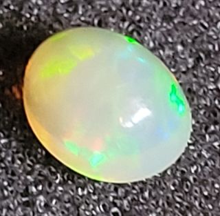 Ópalo etíope 1,5 ct cabujón.