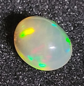 Ópalo etíope 1,5 ct cabujón.