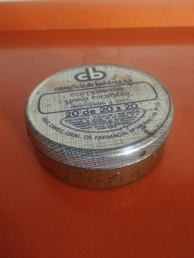 Lata antigua compresas