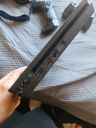PS4 Slim (PlayStation 4) negra