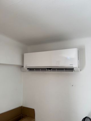 Instalador de los aires acondicionados 