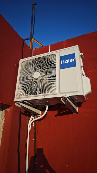Instalador de los aires acondicionados 