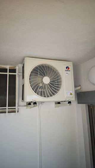 Instalador de los aires acondicionados 