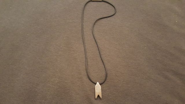 Collar flecha acero-negro