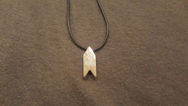 Collar flecha acero-negro