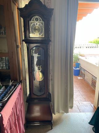 Reloj de pie antiguo de madera