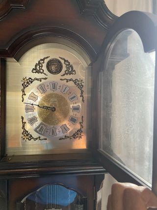 Reloj de pie antiguo de madera