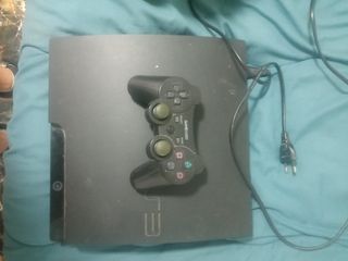 PS3 (PlayStation 3) negra con mando 