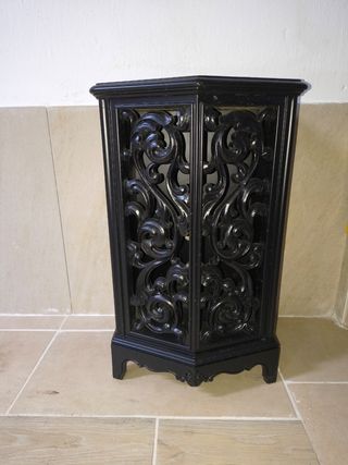 Mesita negra tallada - madera