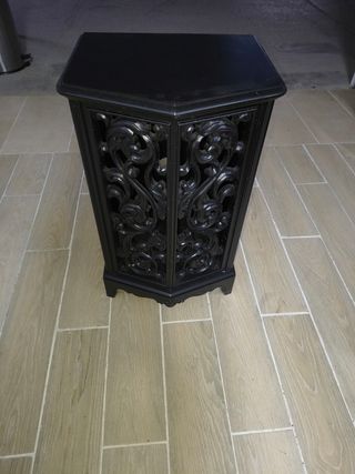 Mesita negra tallada - madera