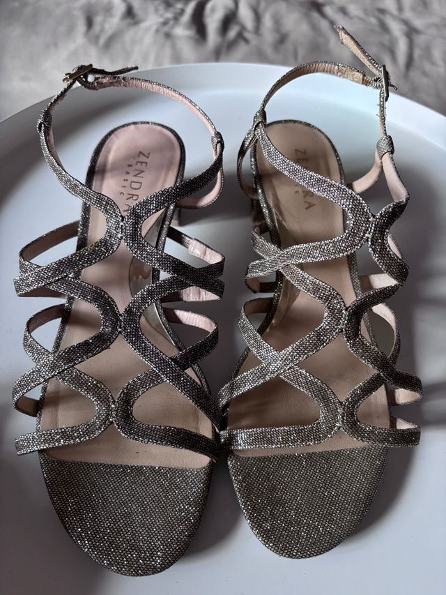 Sandalias Zendra doradas y plateadas