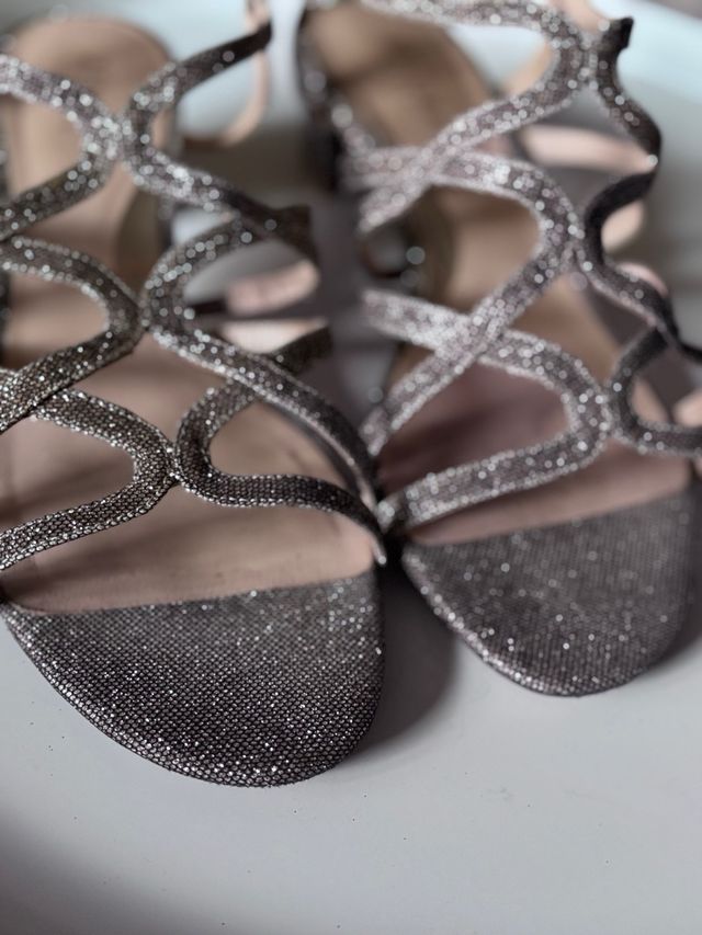 Sandalias Zendra doradas y plateadas