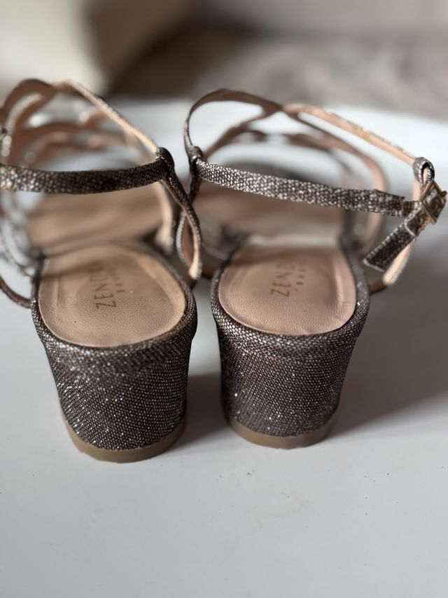 Sandalias Zendra doradas y plateadas