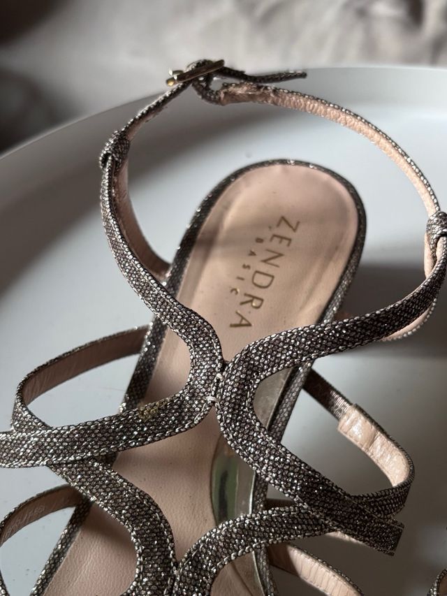 Sandalias Zendra doradas y plateadas