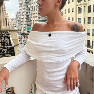 Blusa blanca hombros caídos