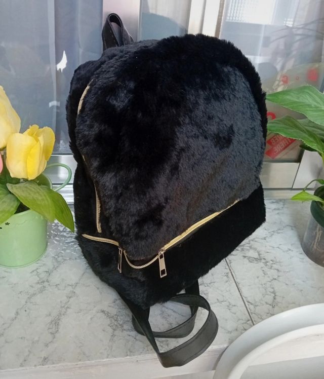 Mochila negra peluche