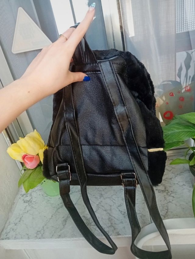 Mochila negra peluche