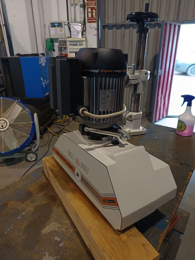 Alimentador automático madera Maggi