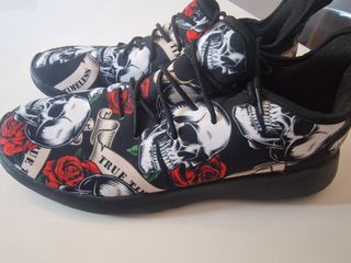 Zapatillas Calaveras y Rosas - Talla 44