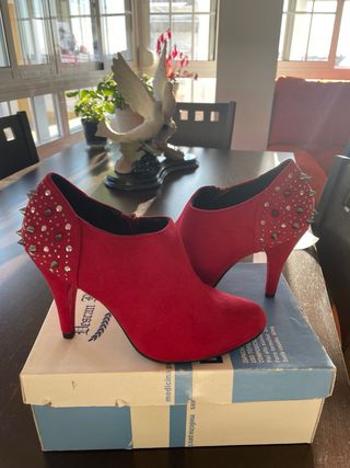 Botines rojos con tachuelas