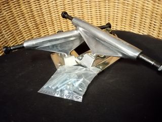 Ejes Skateboard 5.5" + Tornillos. Nuevos