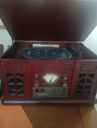 Tocadiscos antiguo de madera