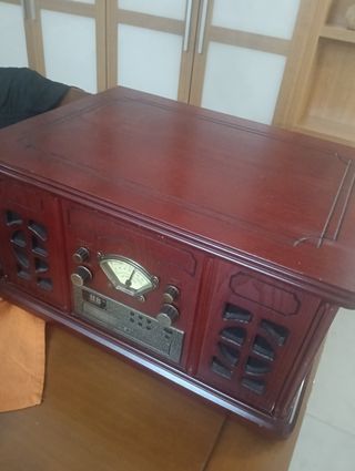 Tocadiscos antiguo de madera