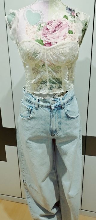 Top encaje Zara.