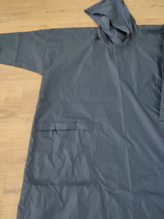 Poncho impermeable azul marino con gorro