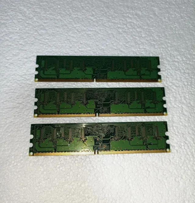3x RAM Samsung 1GB DDR2 M378T2863QZS-CE7