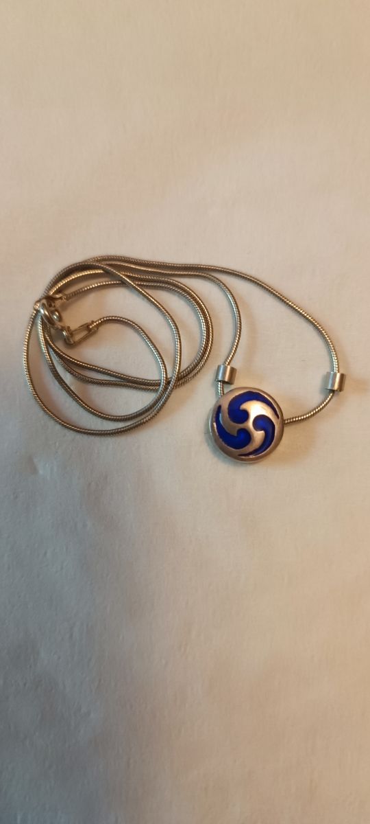 Colgante azul y plata