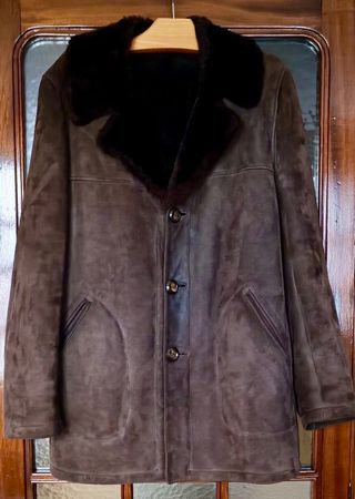 ABRIGO ANTE FORRADO CON MOUTON MARRÓN