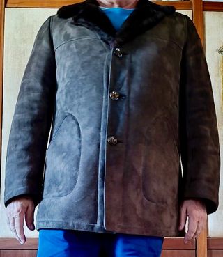 ABRIGO ANTE FORRADO CON MOUTON MARRÓN