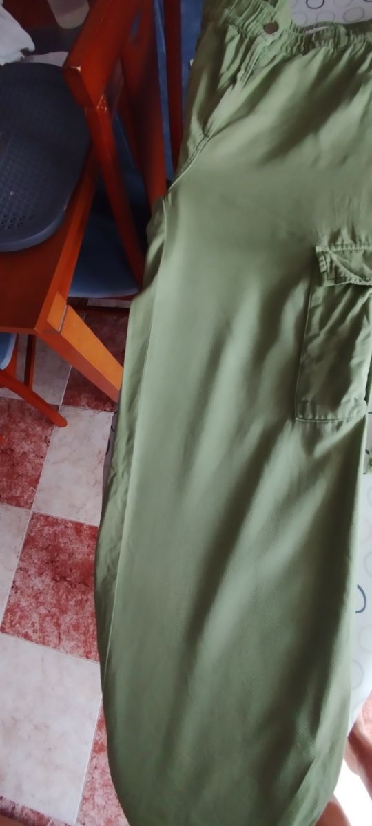 Pantalón cargo verde mujer