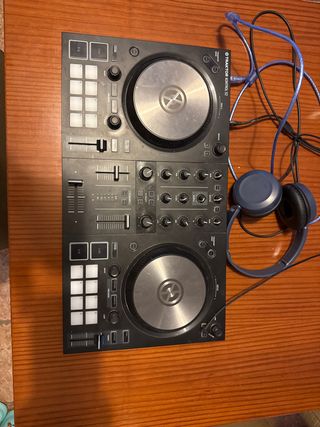 Traktor Kontrol S2 DJ Controller