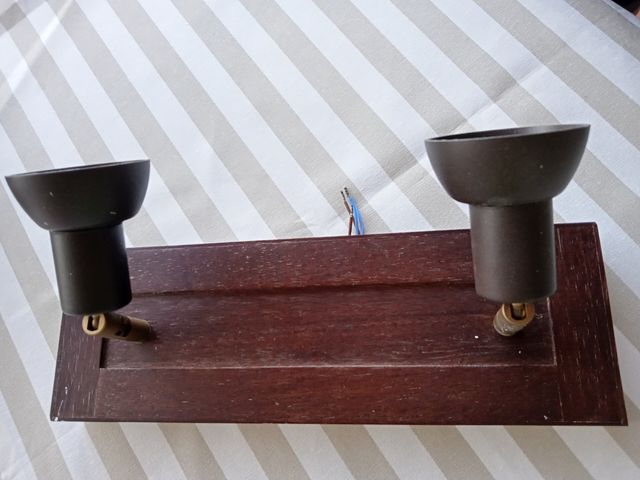 Aplique  doble de baño madera marrón con lampara
