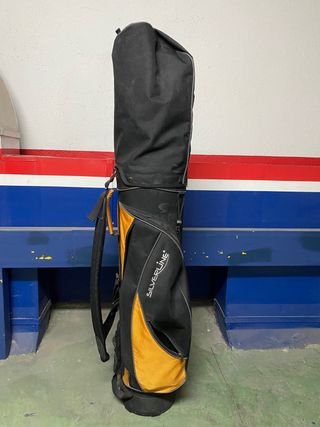Bolsa de golf con varios palos sueltos